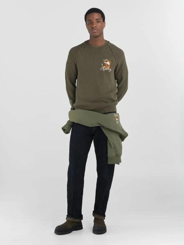 Crew_neck_sweater_with_tiger