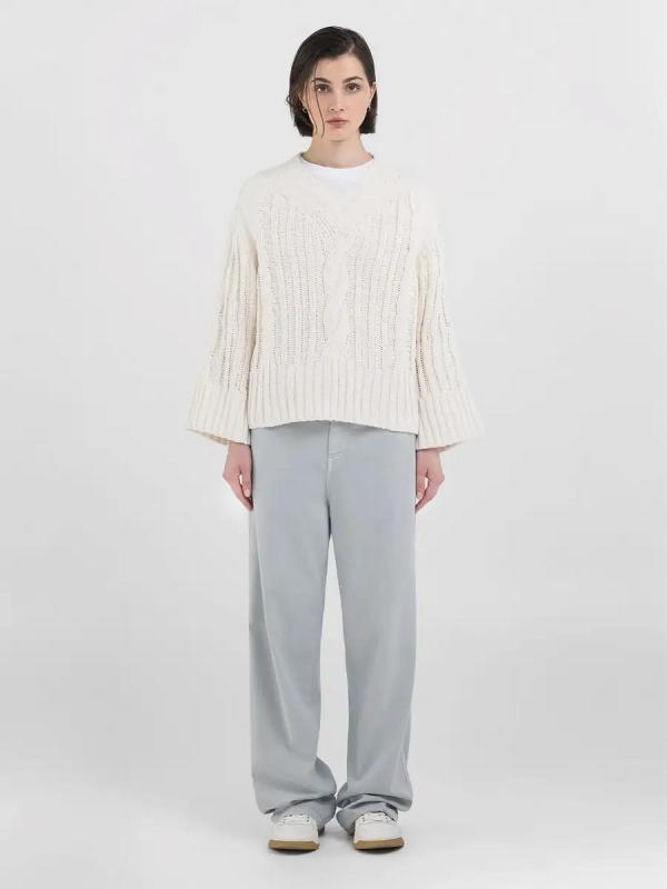 Cropped_sweater_with_cable_knit_design