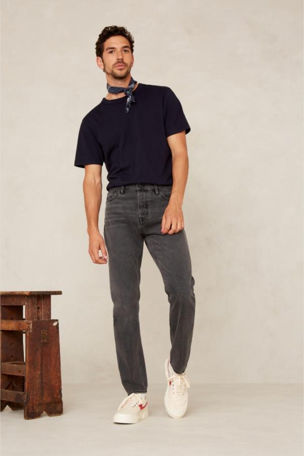 Jerrick_holo_grey_worn_jeans_