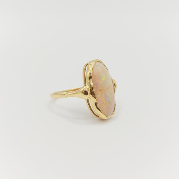 14_krt_gouden_ring_bezet_met_ovale_opaal