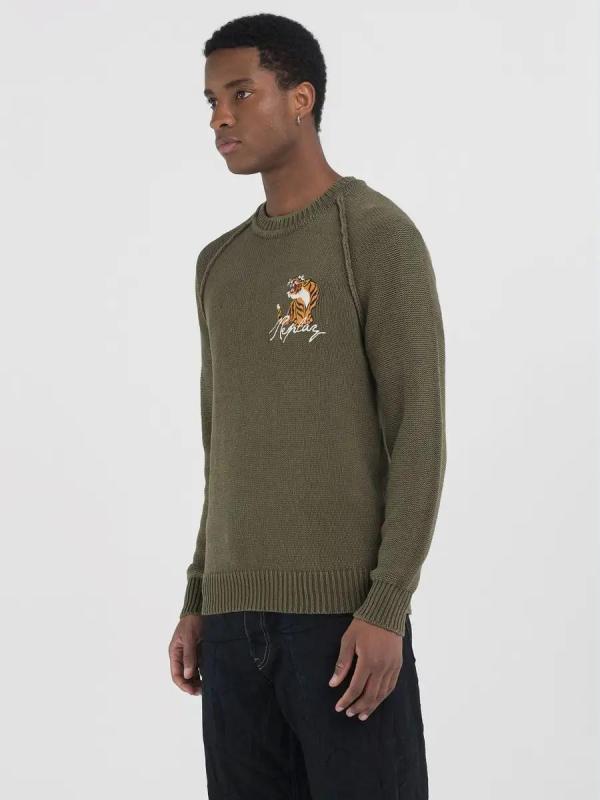 Crew_neck_sweater_with_tiger_1