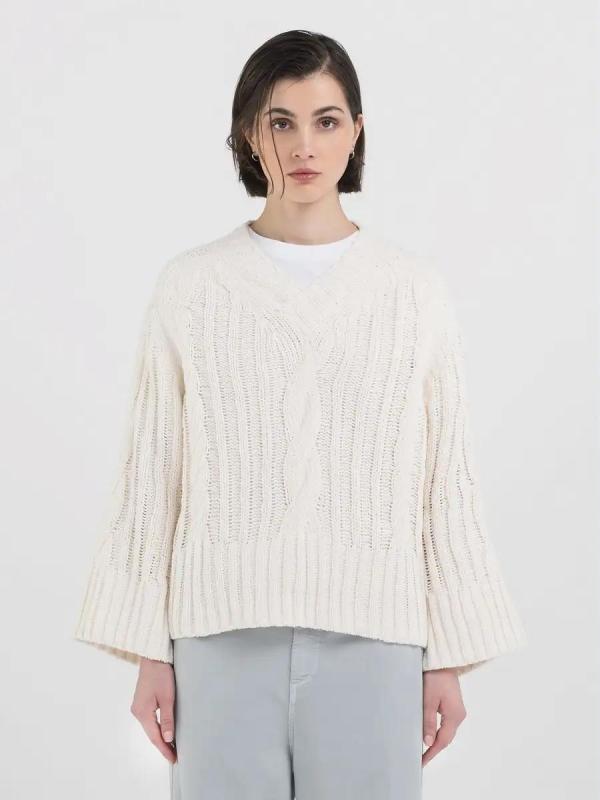 Cropped_sweater_with_cable_knit_design_2