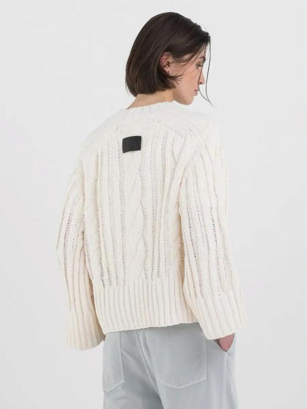 Cropped_sweater_with_cable_knit_design_3