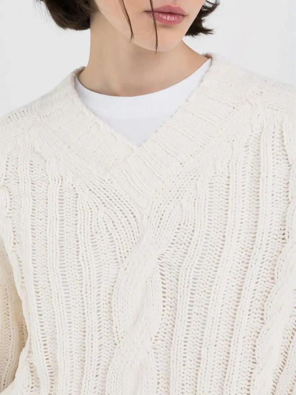 Cropped_sweater_with_cable_knit_design_4