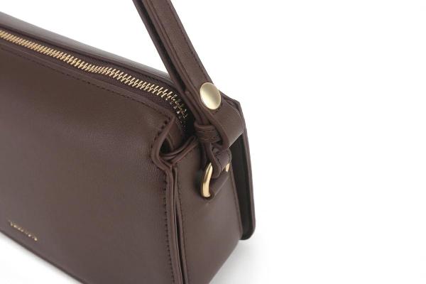 Crossbody_Mocha_Move_2