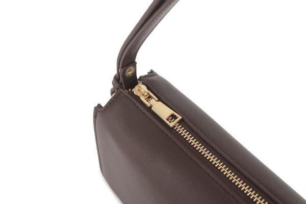 Crossbody_Mocha_Move_3