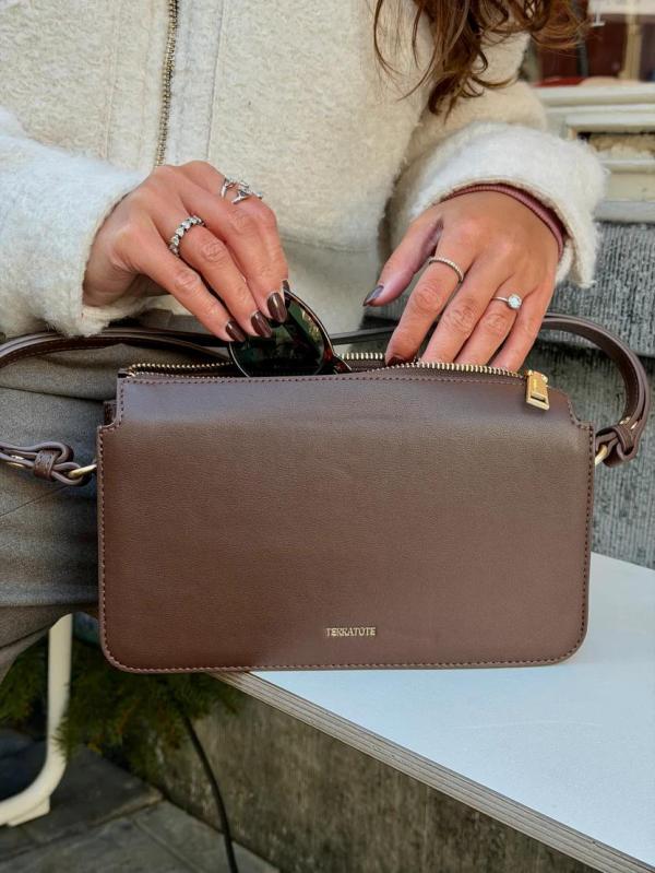 Crossbody_Mocha_Move_6