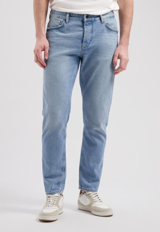 Lichtblauwe_loose_tapered_jeans_1