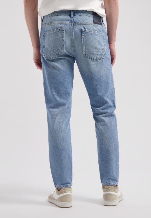 Lichtblauwe_loose_tapered_jeans_2