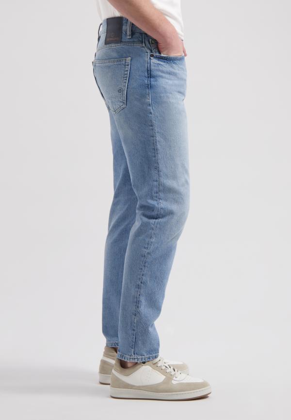 Lichtblauwe_loose_tapered_jeans_3