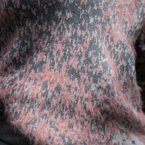 M_Rosario_V_neck_sweater_grey_pink_2