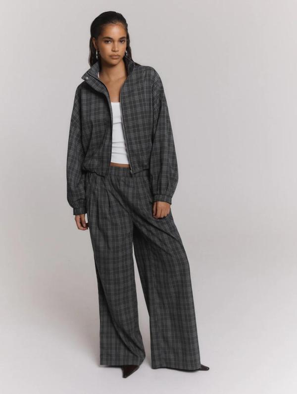 Zoei_pants_check_
