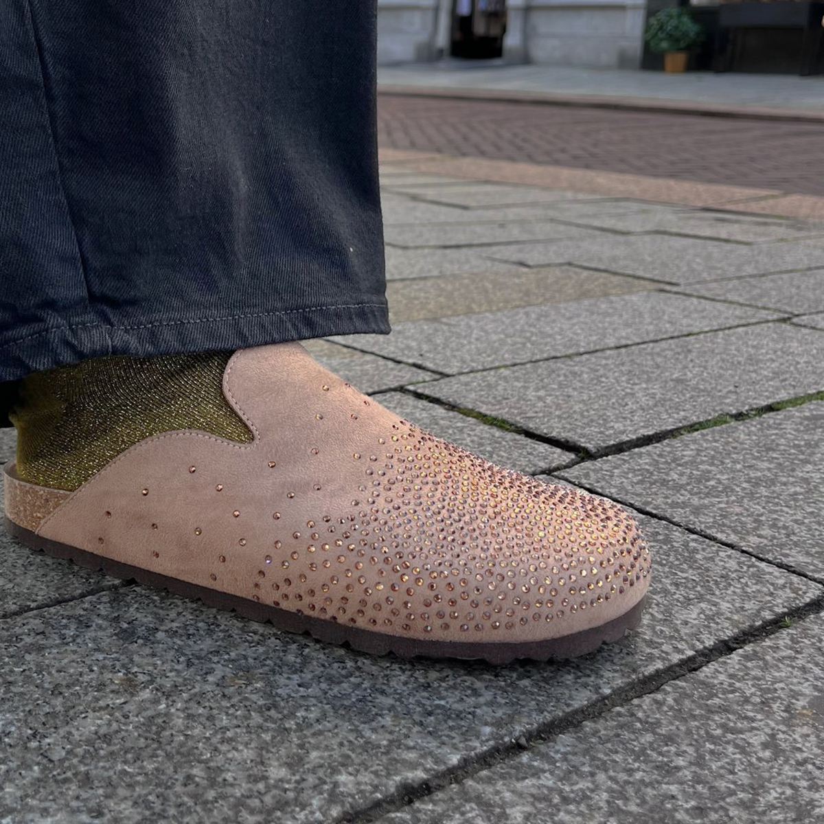 De schoenen van dichtbij, onder de zoom van een wijde broek