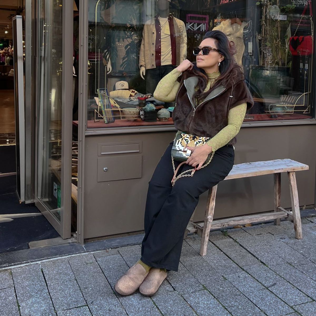 De complete winterlook: kort faux-fur jasje, zachte top en een wijde broek
